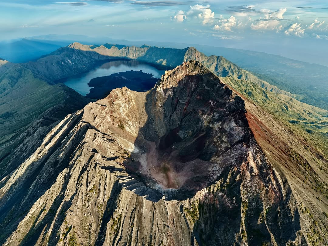 Viewing the stunning beauty of Mount Rinjani from above.
