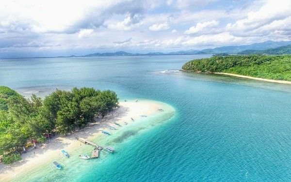 Gili Nanggu Snorkeling Tour at Gili Sudak showcasing the calm tropical beach and a scenic lunch spot.